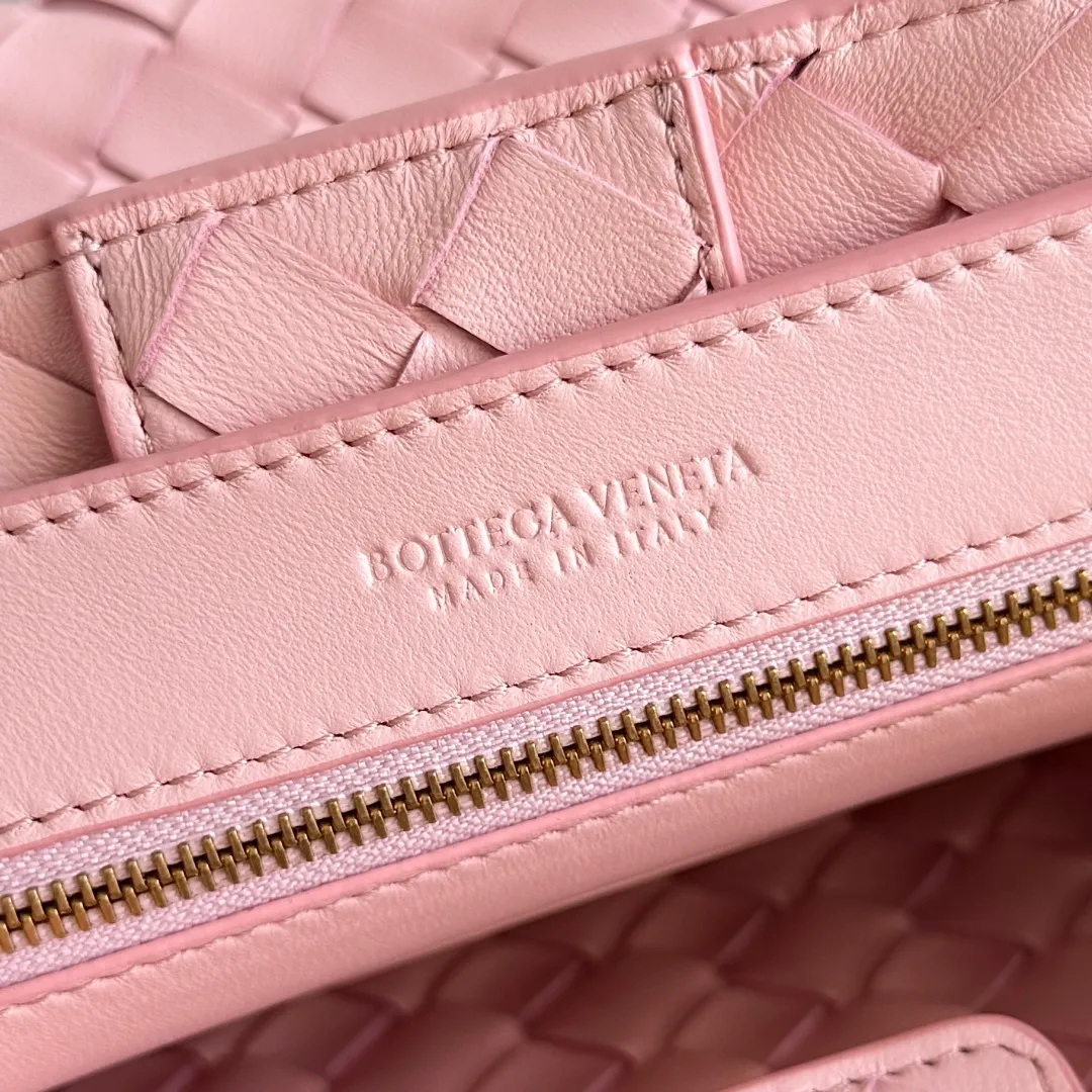 The 2023 new Andiamo batch of 1860 BV has been shipped‼ ️Really popular🔥The new Andiamo woven handbag launched by Bottega Veneta this season is really popular all over the world! ! Celebrities at home and abroad have worn it, and Oscar-winning actress Michelle Yeoh has taken it out on the street. Song Jia, Trai Yara, Yu Feihong, Sanji Ayaka, Rosie Hunting-Whiteley, Yoshioka Riho, etc. have all picked up this bag. It is classic and versatile, showing off its temperament, and the bag capacity is also large, which is very convenient for daily commuting! ! A variety of carrying methods, the shoulder straps can be adjusted by yourself, the original lambskin feels soft and delicate, and the unisex style breaks gender boundaries and brings a more practical and longer-lasting use experience. Andiamo, which has both elegant and casual styles, perfectly interprets the true appearance of "fashionable old money style". Style number: 743568 Size: 25*22*10.5cm